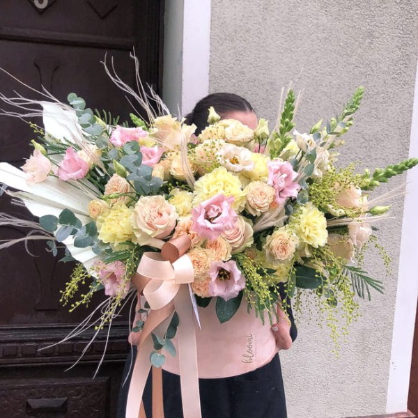 Flower box z goździków i eustomy - UŚMIECHNIJ SIĘ!