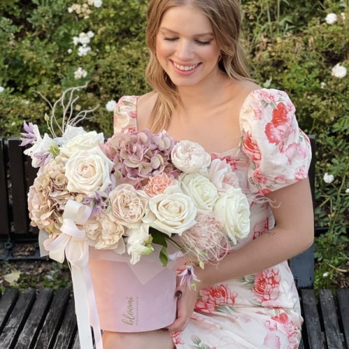 Flower box z białymi różami - NAJPIĘKNIEJSZE UCZUCIE