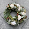 Wianek z jasnymi kwiatami na grób