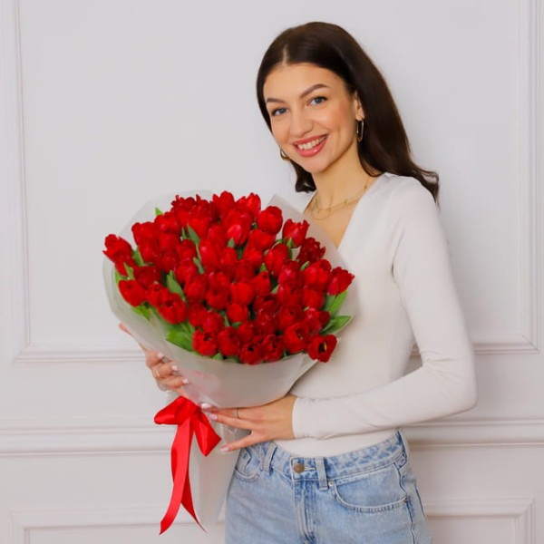 Bukiet czerwonych tulipanów na walentynki - MIŁOSNE UNIESIENIE