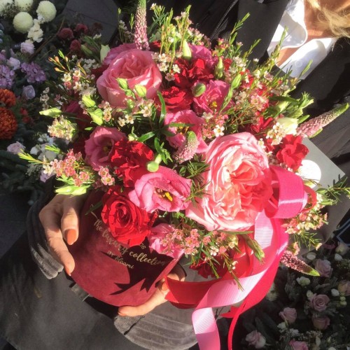 Welurowy flower box z naturalnych kwiatów -  MALINOWA SŁODYCZ