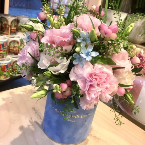  Welurowy flower box z żywych kwiatów BŁĘKITNE MARZENIA
