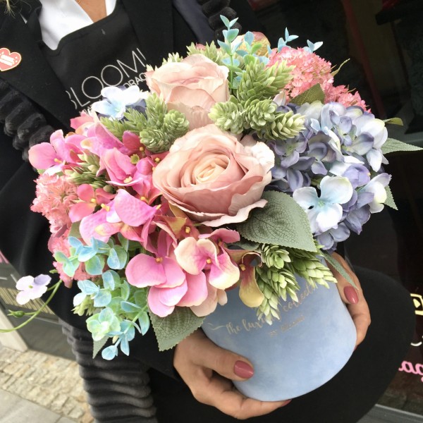  Welurowy flower box ze sztucznych kwiatów BŁĘKITNA LAGUNA