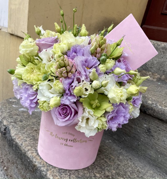 LILARÓŻ Welurowy flower box z żywych kwiatów
