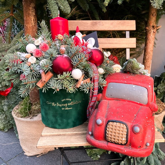 swiateczny-flowerbox-ze-swietym-mikolajem.jpg