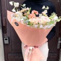 autorski_bukiet_gozdzikow_z_roza_i_gerbera.jpg