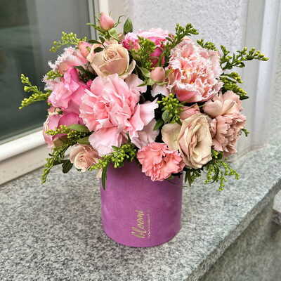 flower box z różami i piwonią